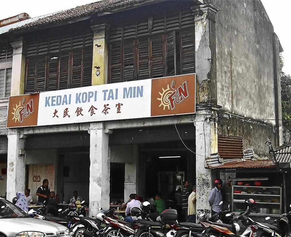 Kedai Kopi Tai Min along Jalan Jelutong with the nasi kandar stall adjoining the old building.